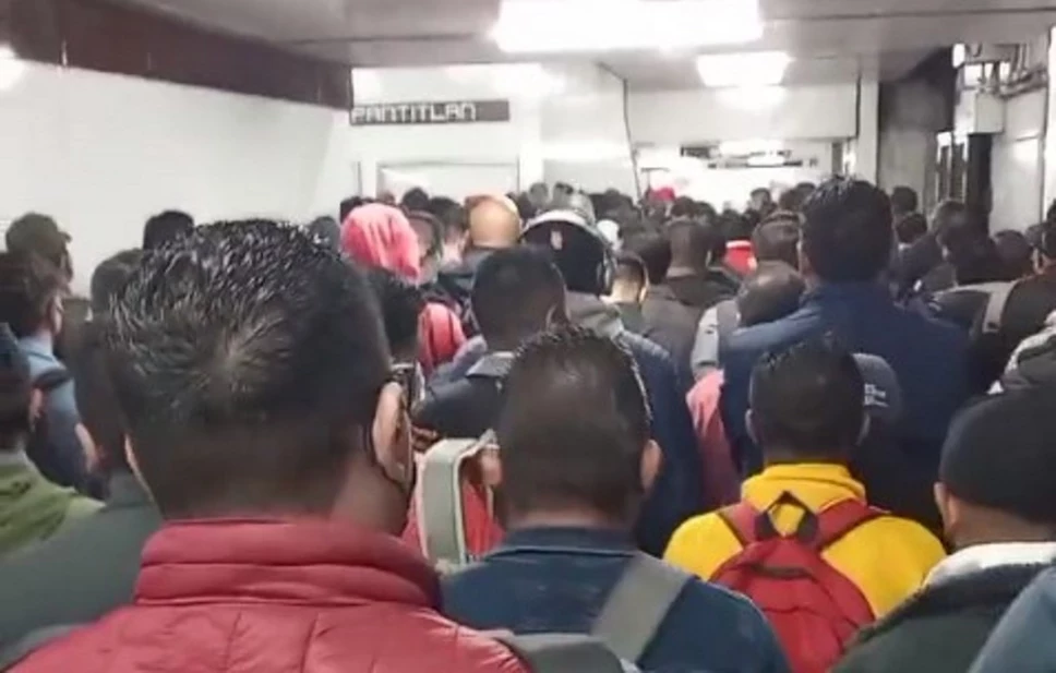 Metro CDMX: Reportan aglomeraciones en la Línea 9
