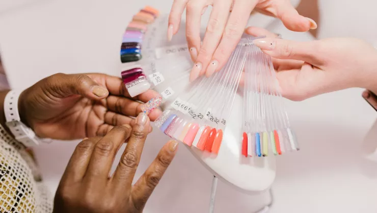 5 colores de uñas que no serán tendencia en otoño 2024