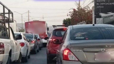 Se registra cierre en bulevar Cuauhnáhuac, Jiutepec HOY 12 de marzo.jpg