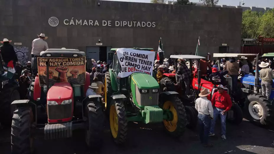 Agricultores bloquean el Congreso de México por ley de agua.