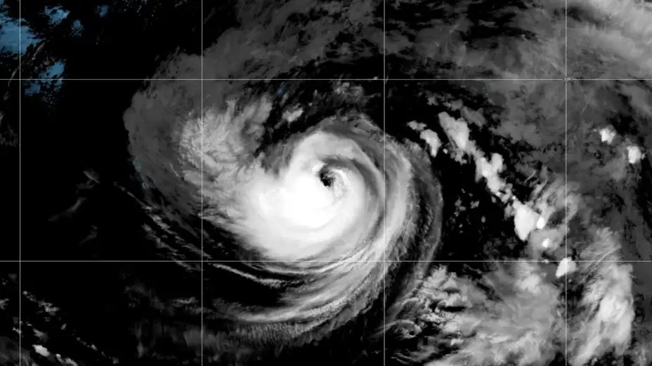 Foto satelital del huracán Karina frente al extremo sur de Baja California.