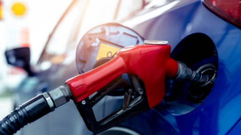 ¿Qué le pasa a un auto si mezclas gasolina con agua?