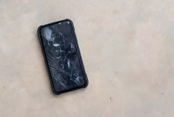 arroja celular para evitar descubran infidelidad