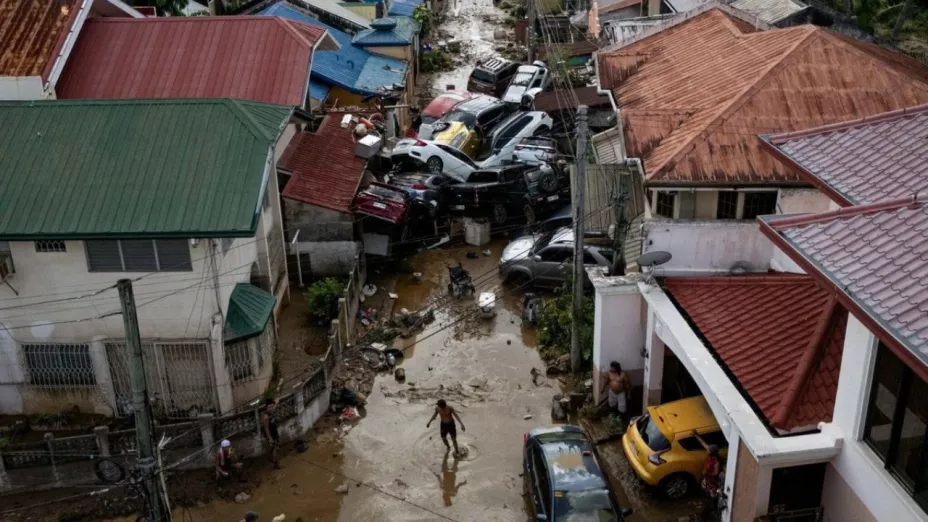 Las catastróficas imágenes que dejó el tifón Kalmaegi que ha causado la muerte de más de 140 personas HOY