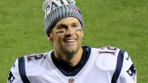 Tom Brady, balón, dólares b.jpg