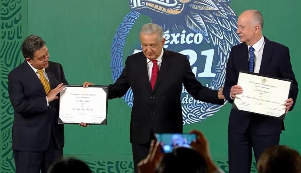 AMLO entrega el reconocimiento al Mérito Médico a dos doctores