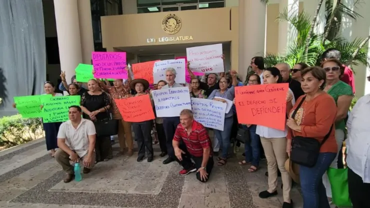 Jubilados de la UAS piden pago de primas vacacionales..jpg