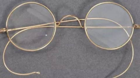 unas-gafas-de-mahatma-gandhi-subastadas.jpeg