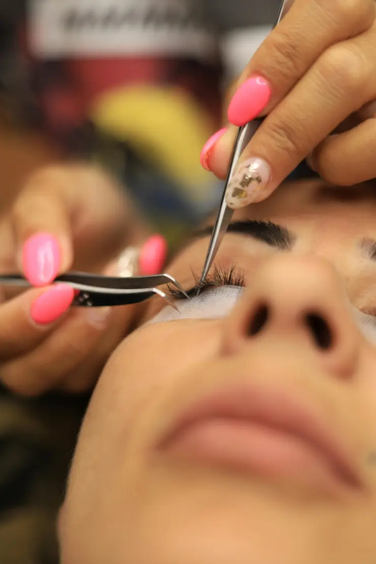 4 formas de lograr ojos expresivos sin cargar maquillaje