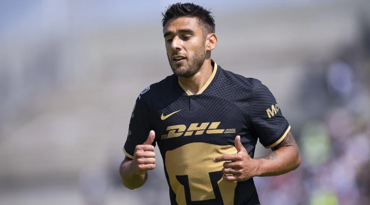 Eduardo Salvio en un juego con Pumas