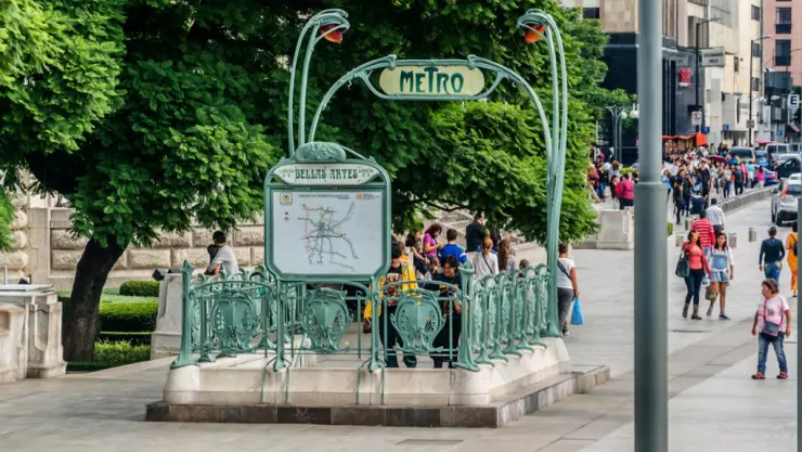 Cierran dos accesos del Metro Bellas Artes que van hacia la Alameda Central