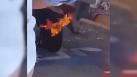 IMÁGENES SENSIBLES Empleada sale envuelta en llamas tras ataque incendiario a una tienda de autoservicio.