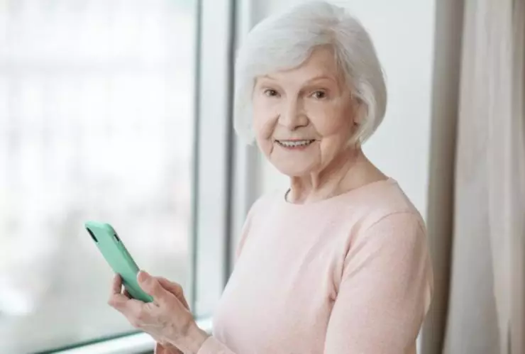 señora teléfono.jpg