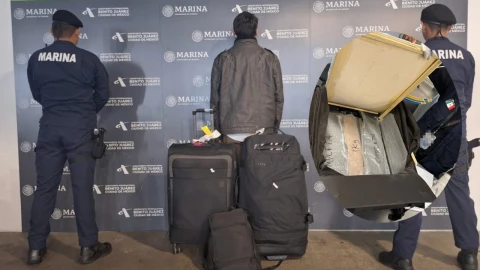 ¡Justo antes de abordar! Detienen a dos pasajeros con maletas de doble fondo llenas de droga