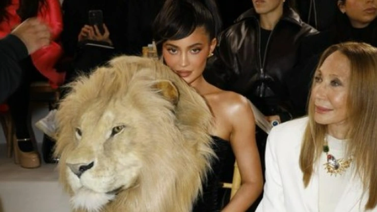 Kylie Jenner impresiona con cabeza de león sobre vestido ¿Es real?