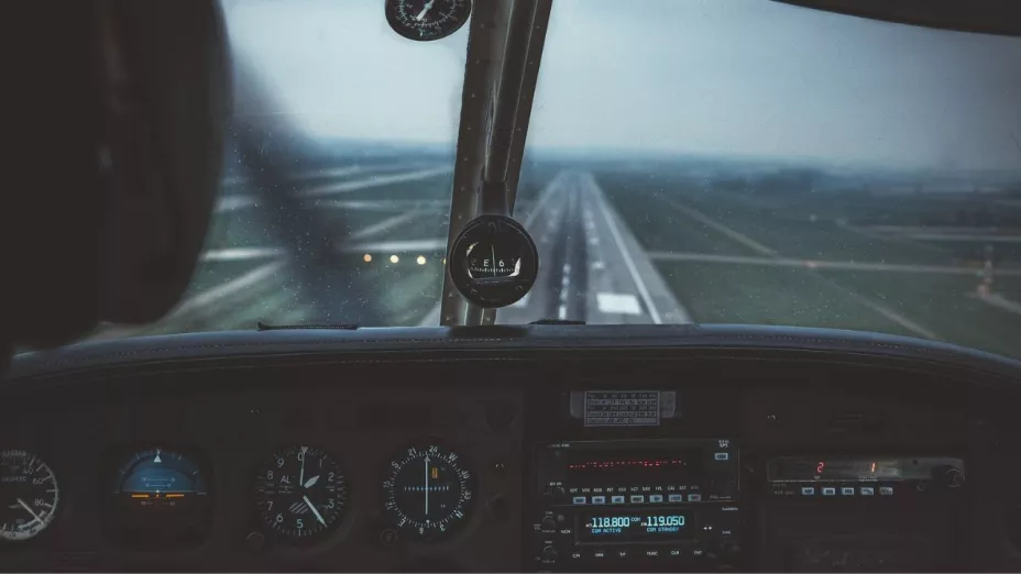 ¡Accidente fatal! Neumático de un avión explota y dos personas pierden la vida