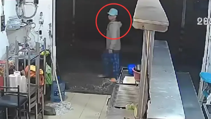 Hombre se roba un celular en taquería del oriente de Aguascalientes y es captado en video