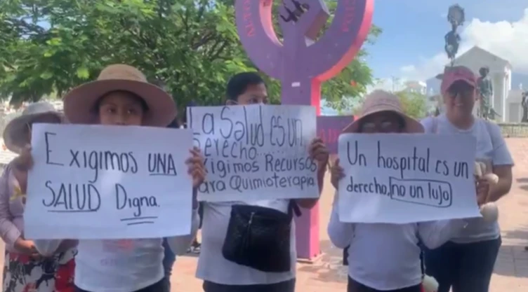 Protesta masiva por desabasto de medicamentos oncológicos en Oaxaca y Salamanca.