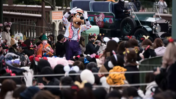 Disneyland evacuó a familias luego de que una atracción principal se incendia.