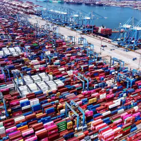 Terminal de contenedores en Qingdao, China.