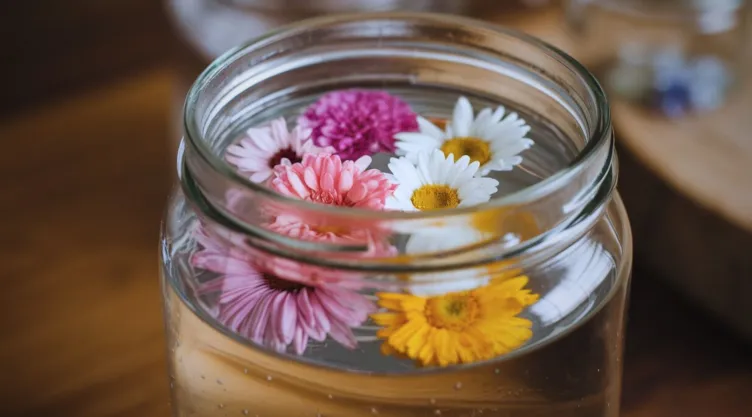 Cómo hacer el ritual con agua de flores para limpiar tu energía antes de Nochebuena.jpg