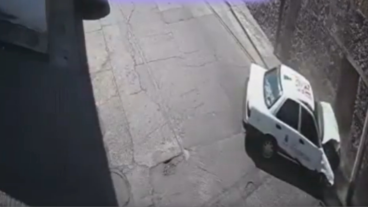 Taxista se impacta contra una barda en Jiutepec.