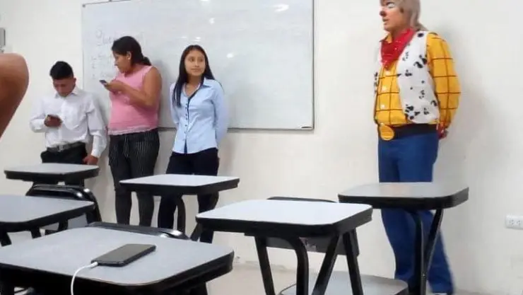 payasito expone en universidad Perú