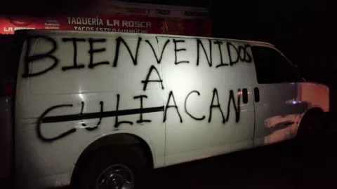 Hallan camioneta en Culiacán, Sinaloa con cuerpos sin vida