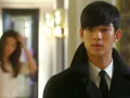 Min Joon con todo y su desesperación llega a ver a Son Yi, quien se encuentra bien.