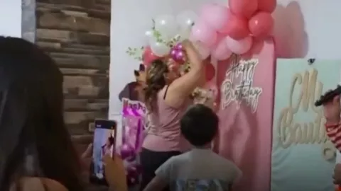 Golpe de realidad en fiesta infantil: decoradora destruye globos tras impago