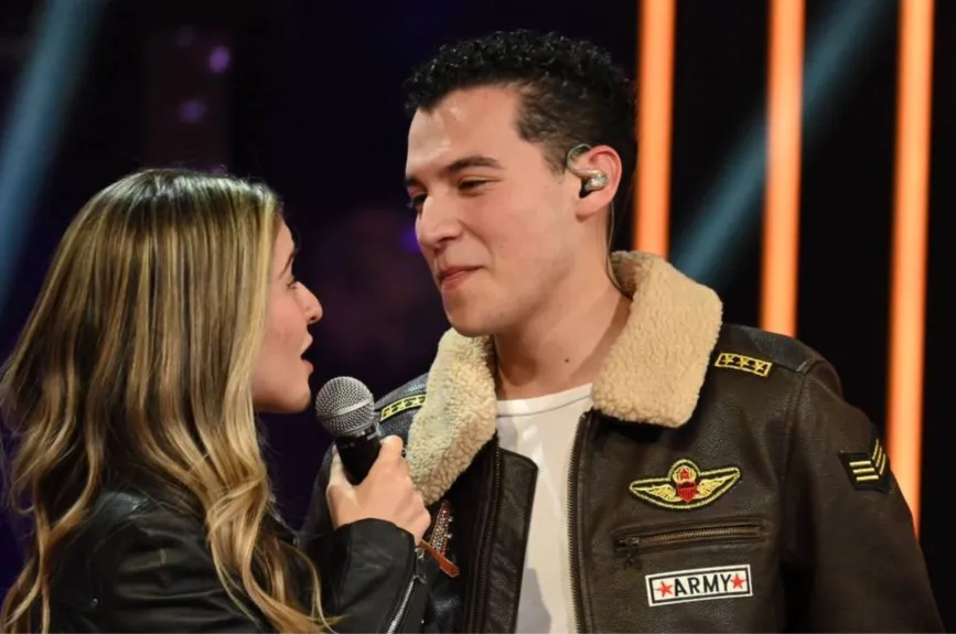 El académico se mostró muy emocionado y conmocionado por ver a su novia en el escenario.