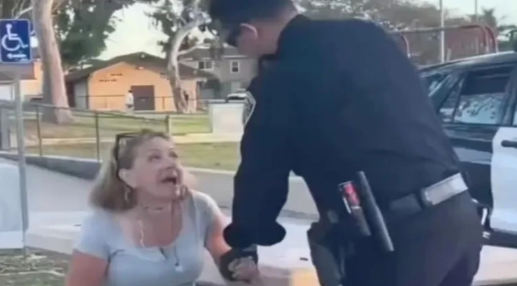 ¿Brutalidad-o-defensa_-Policía-es-mordido-y-azota-a-mujer-contra-el-suelo-para-detenerla-en-Californ_1.webp