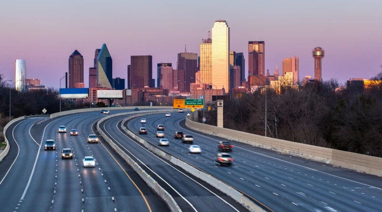Autos se desplazan por carretera de Dallas, Texas