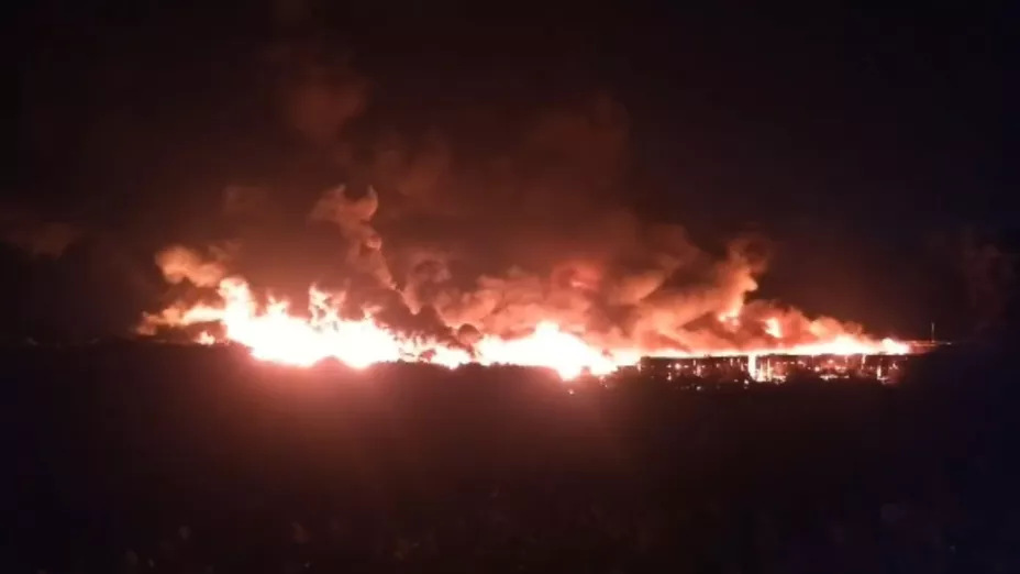 Incendio en fábrica de residuos plásticos de Japón.jpg