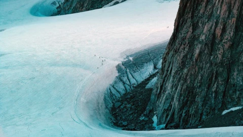 Avalancha de nieve deja sepultados a 9 esquiadores.png
