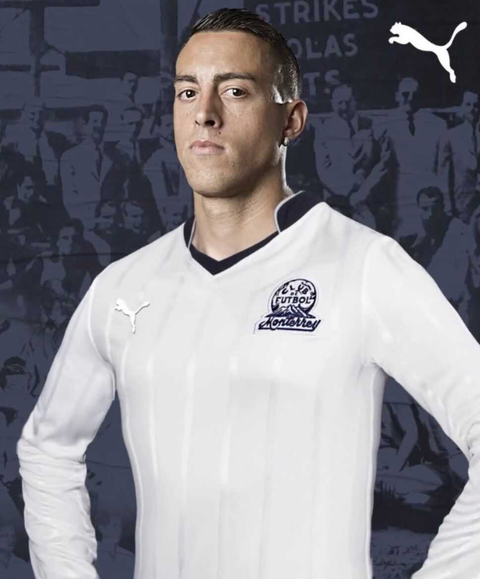Funes Mori con el jersey conmemorativo de Rayados