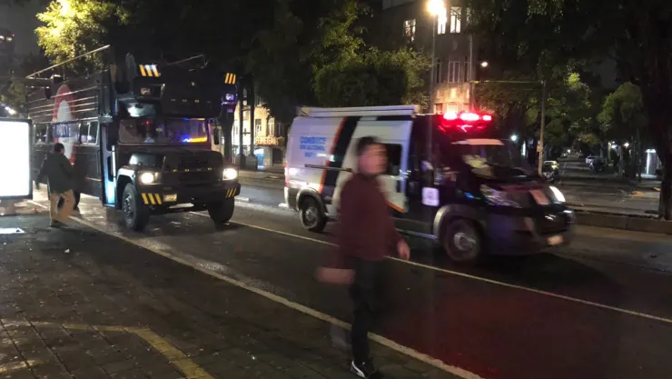 Cae pasajero del party bus