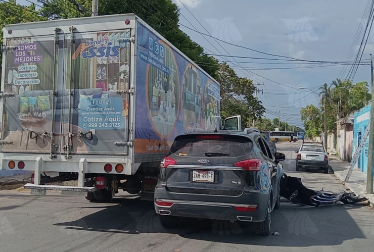 Auto queda DESTROZADO tras chocar contra camión de carga en la Dolores Otero
