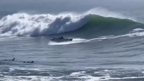 Lancha se vuelca en el mar.png
