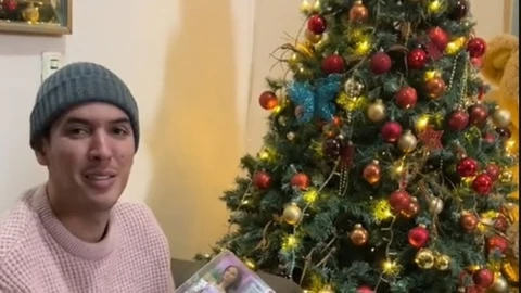 Un Tal Fredo recibe muñeca de regalo de Navidad