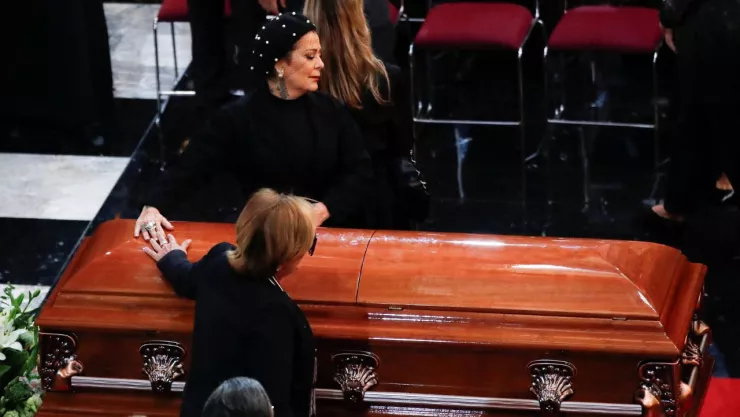 Alejandra Guzmán en el velorio de Silvia Pinal