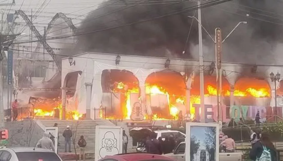 Incendio en bazar navideño de Teoloyucan, Edomex