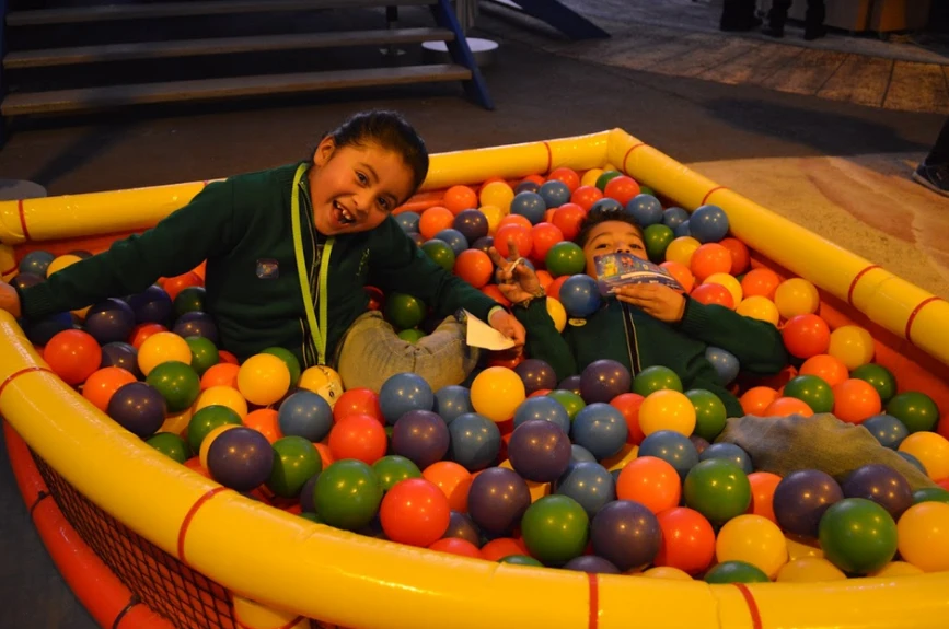 Piccolo Mondo y su alberca de pelotas le dió mucha diversión a los pequeños del Colegio Cipés