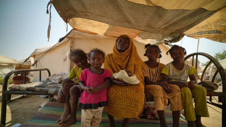 Mujeres y niños sudaneses desplazados en un campamento improvisado (foto de archivo), representando la crisis humanitaria y de desplazamiento masivo tras dos años de guerra civil en Sudán (abril 2025).