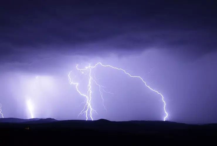 objetos pueden atraer rayos en una tormenta eléctrica