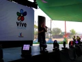 Adrián Salama, especialista en adicciones platicando con los jóvenes