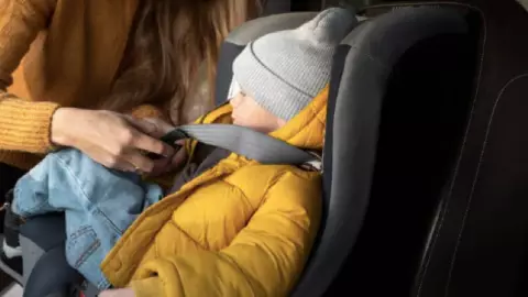 Niño fue abandonado en auto