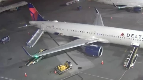 El impactante momento en el que los pasajeros de un avi&oacute;n debieron evacuar con toboganes.