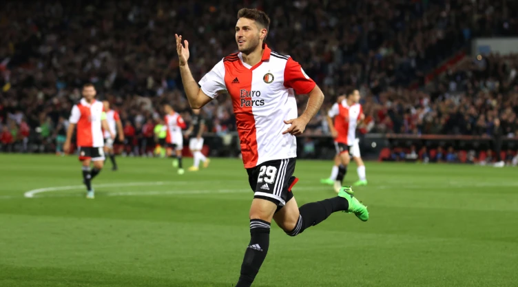 Santiago Giménez celebra un gol con el Feyenoord