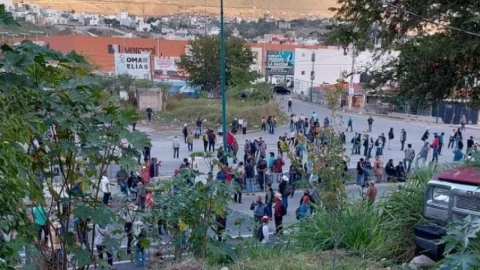 Habitantes ligados al grupo criminal a “Los Ardillos” bloquean la Autopista de Sol en ambos sentidos.¿